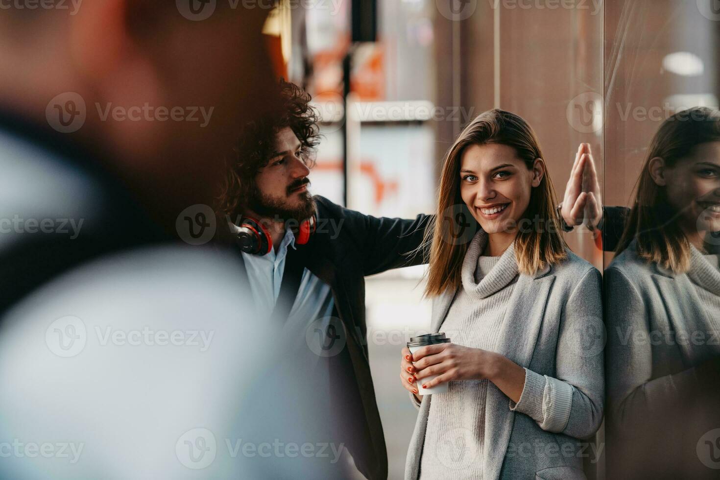 twee echt zakenlieden drinken koffie naar nemen weg. Mens en middelbare leeftijd vrouw in officieel overhemd staand buiten. koffie breken concept foto