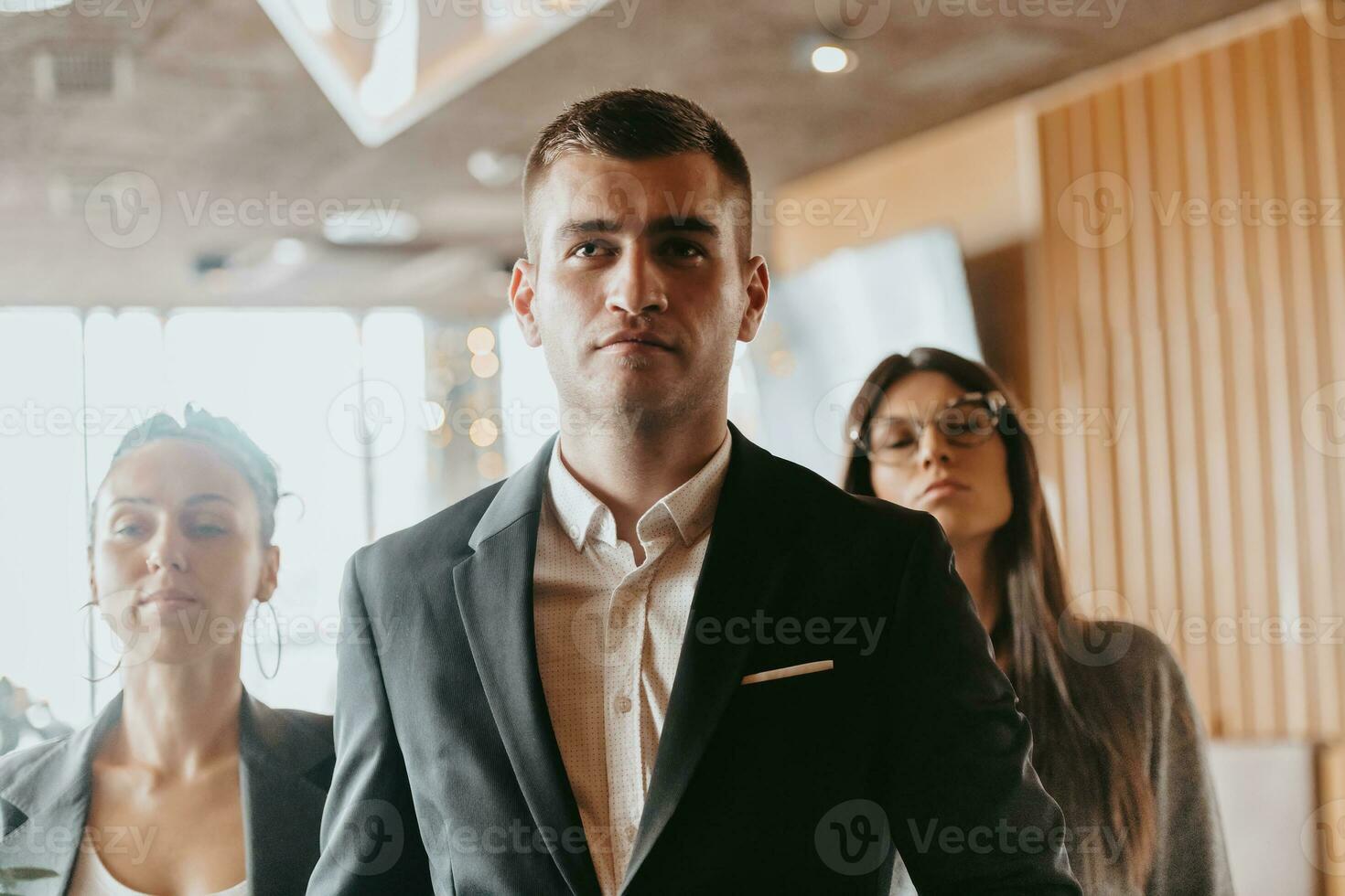 groep van geslaagd bedrijf mensen staand samen Bij kantoor. foto