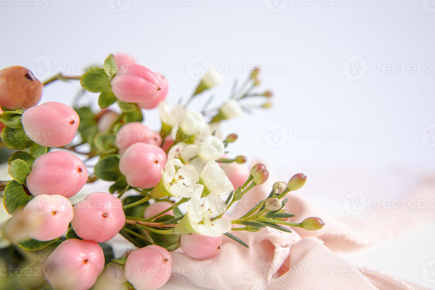 perzik bloemen op paars met lint. wenskaart. foto