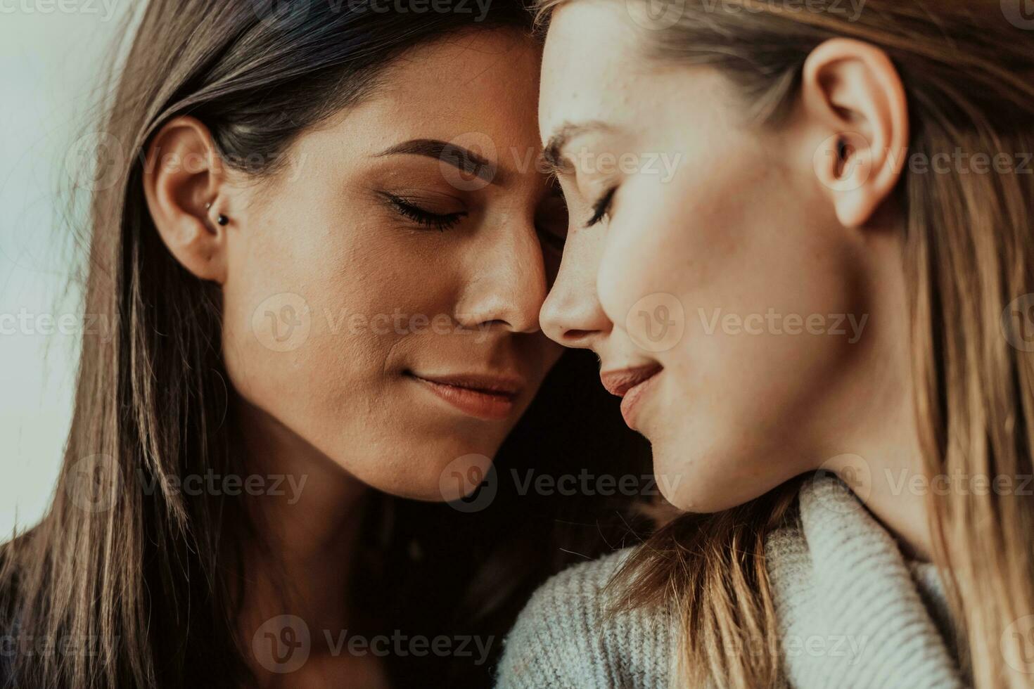 verschillend vrienden meisjes lesbienne paar knuffelen. elegant koel generatie z Dames dating in liefde genieten romantisch relaties foto