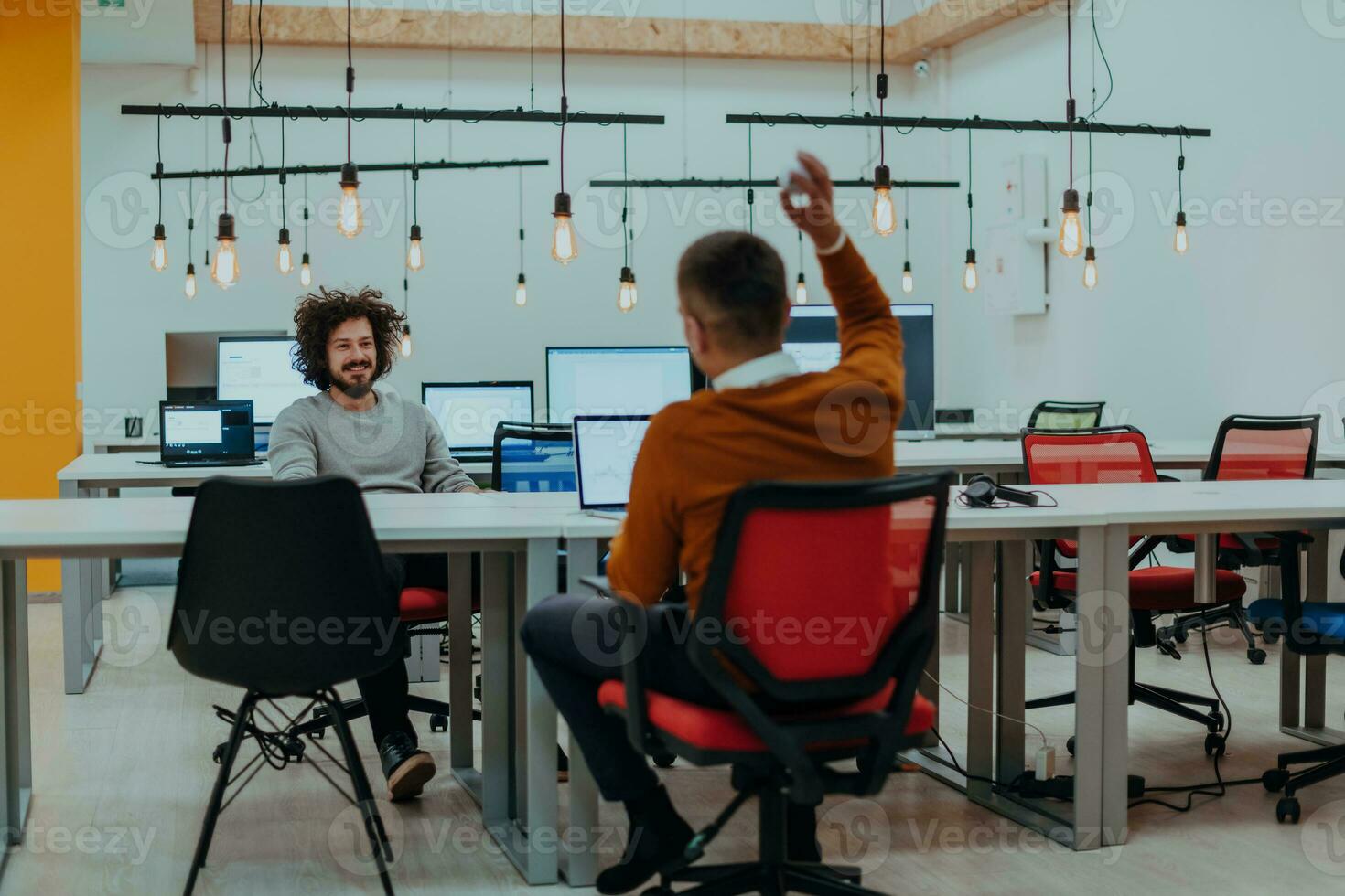 twee mannen hebben pret Aan een breken van werk in een modern kantoor foto