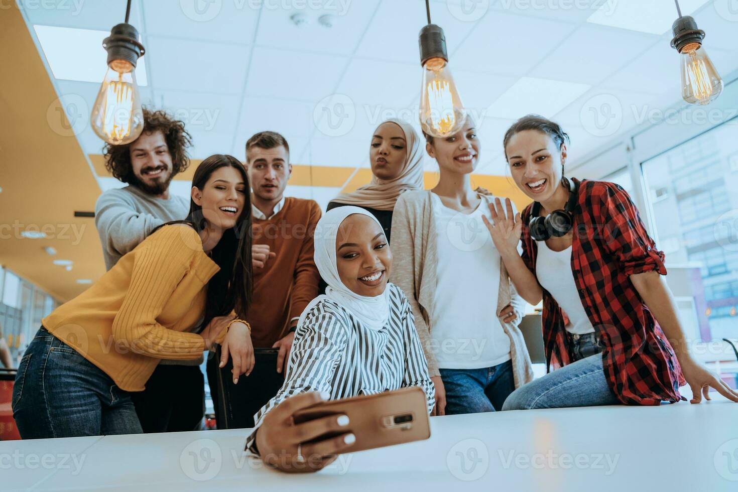 bedrijf mensen team groep nemen selfie foto Aan mobiel telefoon Bij modern Open ruimte kantoor coworking ruimte