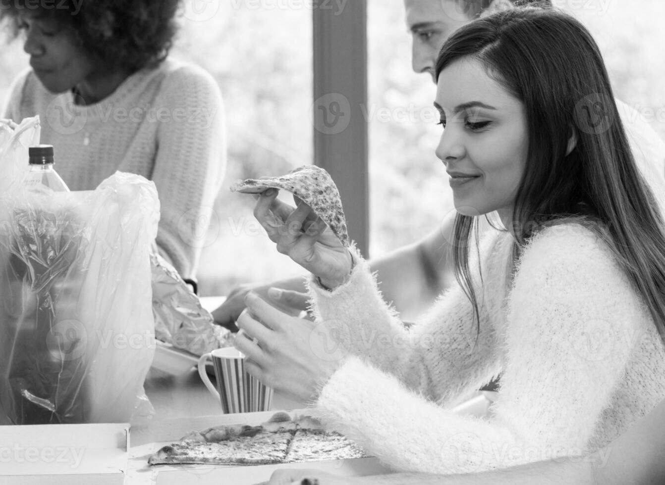 jong meisje aan het eten pizza foto