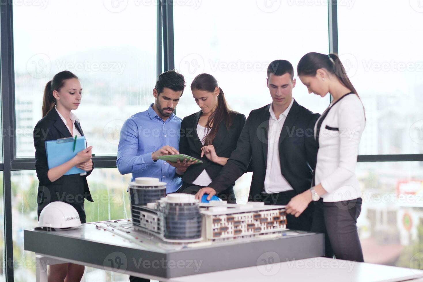 bedrijf mensen en ingenieurs Aan vergadering foto