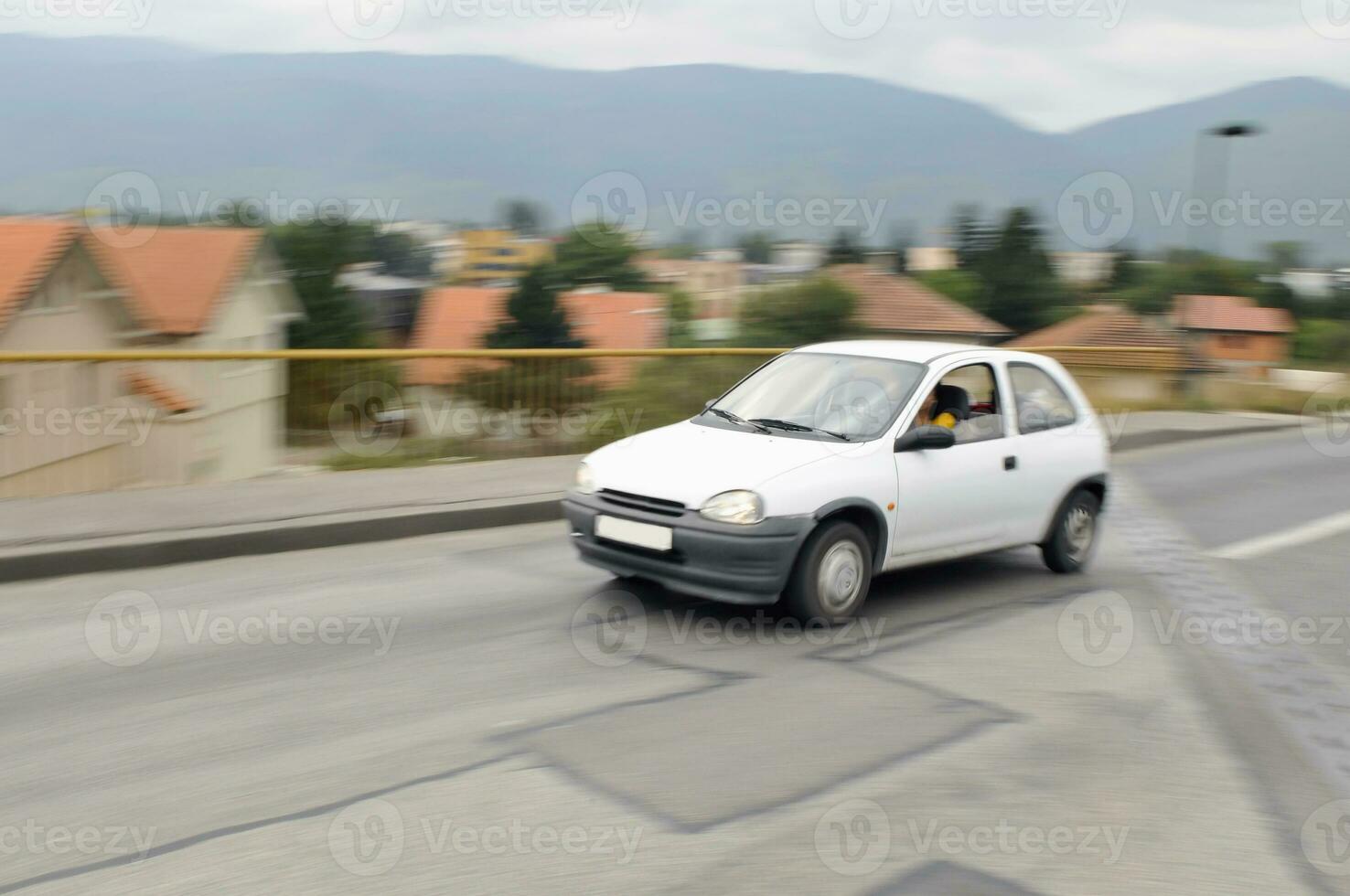 snel auto in beweging met beweging vervagen foto