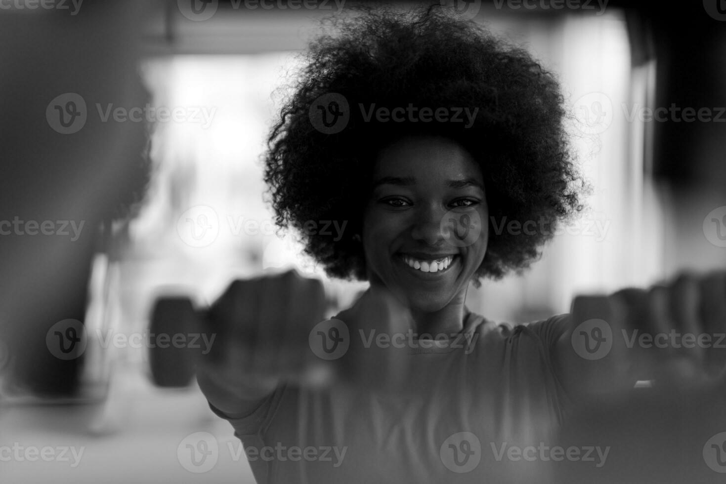 vrouw werken uit in een crossfit Sportschool met halters foto