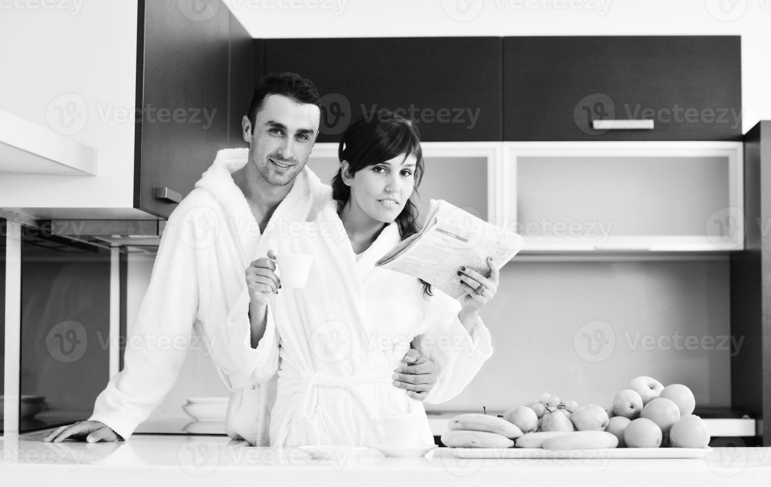 gelukkig paar lezing de krant- in de keuken Bij ontbijt foto