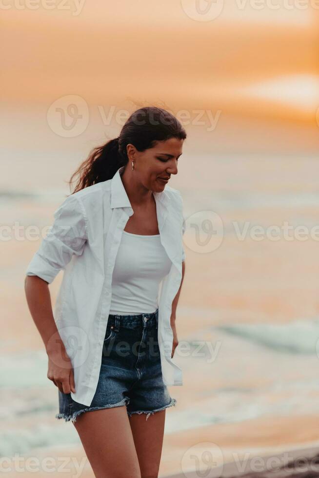 gelukkig zorgeloos vrouw genieten van mooi zonsondergang Aan de strand. selectief focus foto