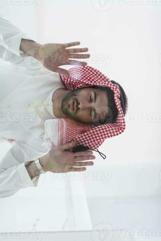 moslim Mens aan het doen sujud of sajdah Aan de glas verdieping foto