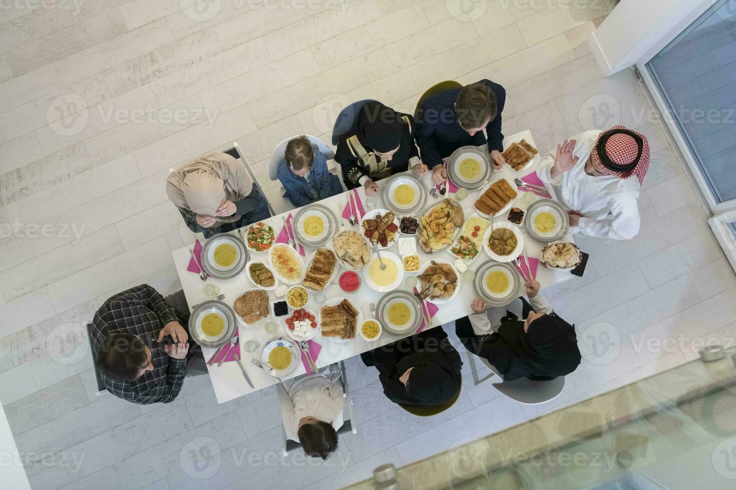 top visie van moslim familie hebben iftar gedurende Ramadan heilig maand foto