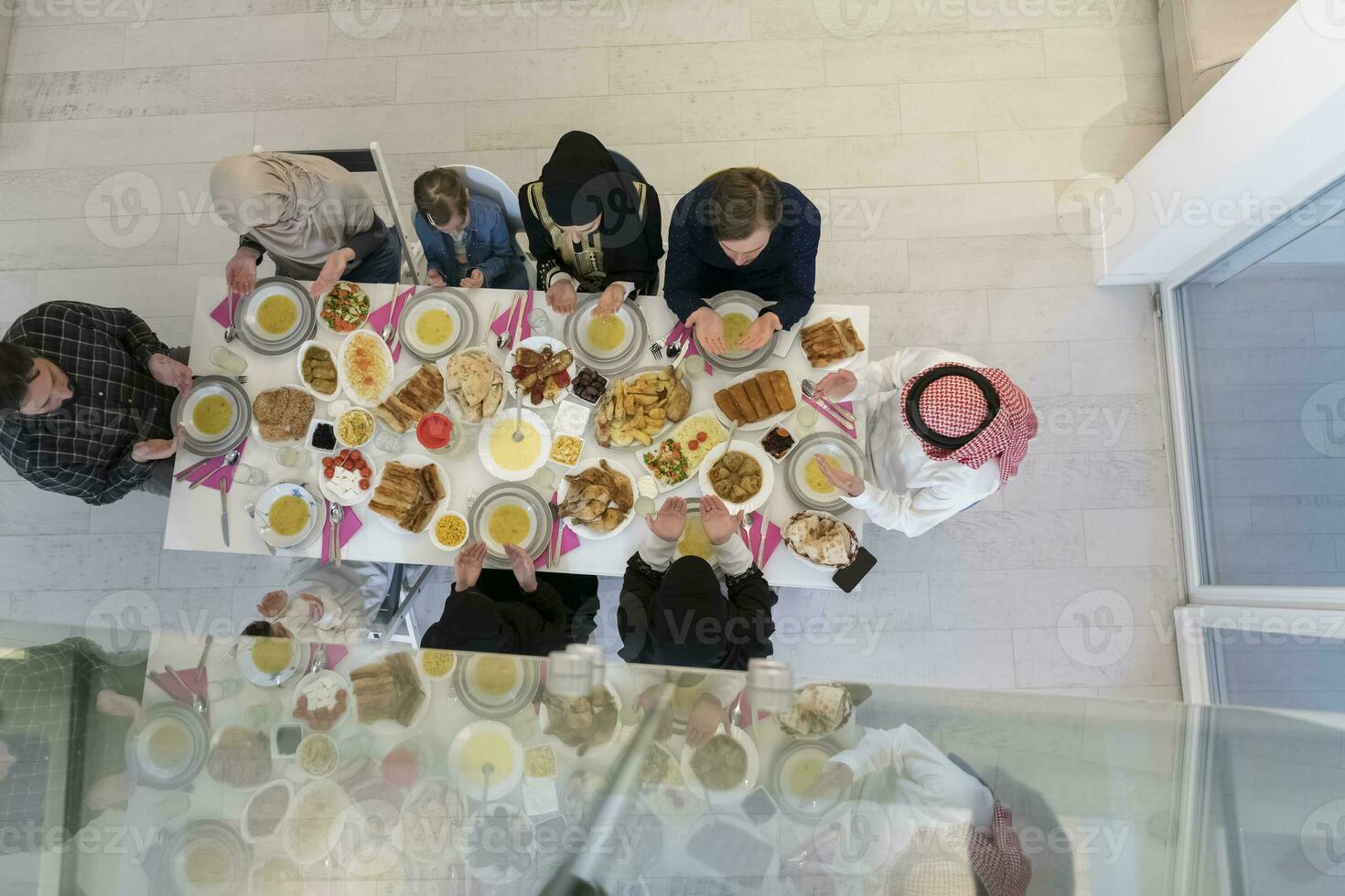 top visie van moslim familie hebben iftar gedurende Ramadan heilig maand foto