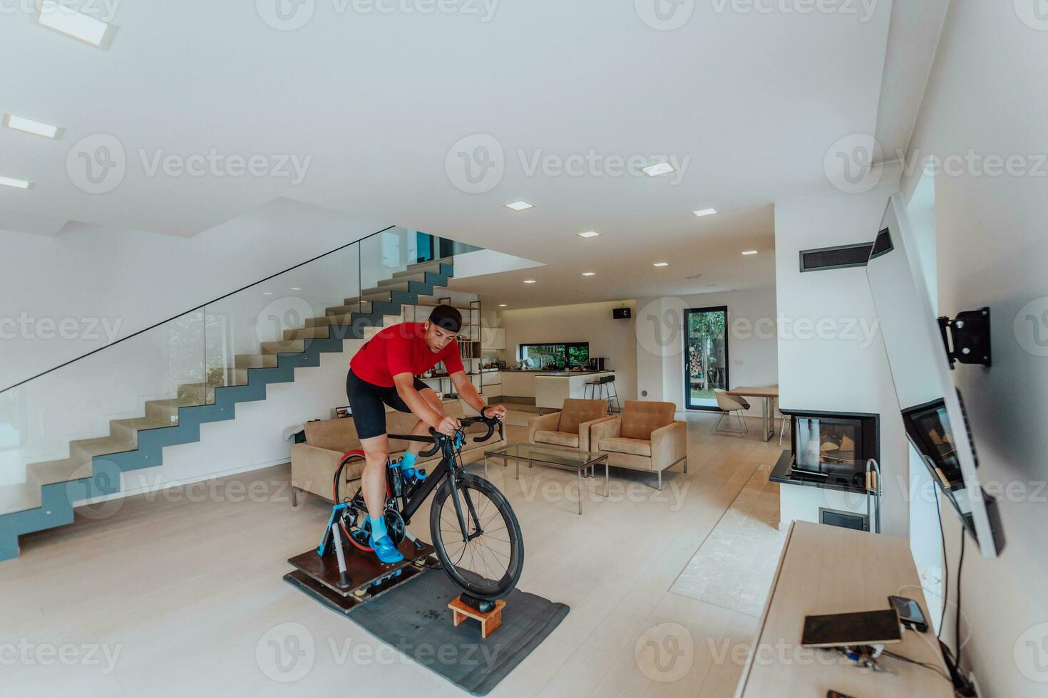 een Mens rijden een triatlon fiets Aan een machine simulatie in een modern leven kamer. opleiding gedurende pandemisch conditie. foto