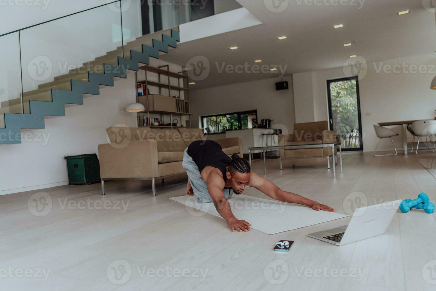 opleiding Bij huis. sportief Mens aan het doen opleiding terwijl aan het kijken online zelfstudie Aan laptop, oefenen in leven kamer, vrij ruimte foto