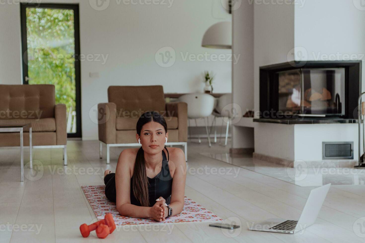 jong mooi vrouw sporten, uitrekken en beoefenen yoga met trainer via video telefoontje conferentie in helder zonnig zolder appartement. gezond levensstijl, welzijn en opmerkzaamheid concept. foto