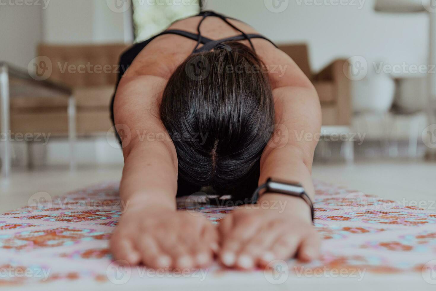 jong mooi vrouw sporten, uitrekken en beoefenen yoga met trainer via video telefoontje conferentie in helder zonnig huis. gezond levensstijl, welzijn en opmerkzaamheid concept. foto