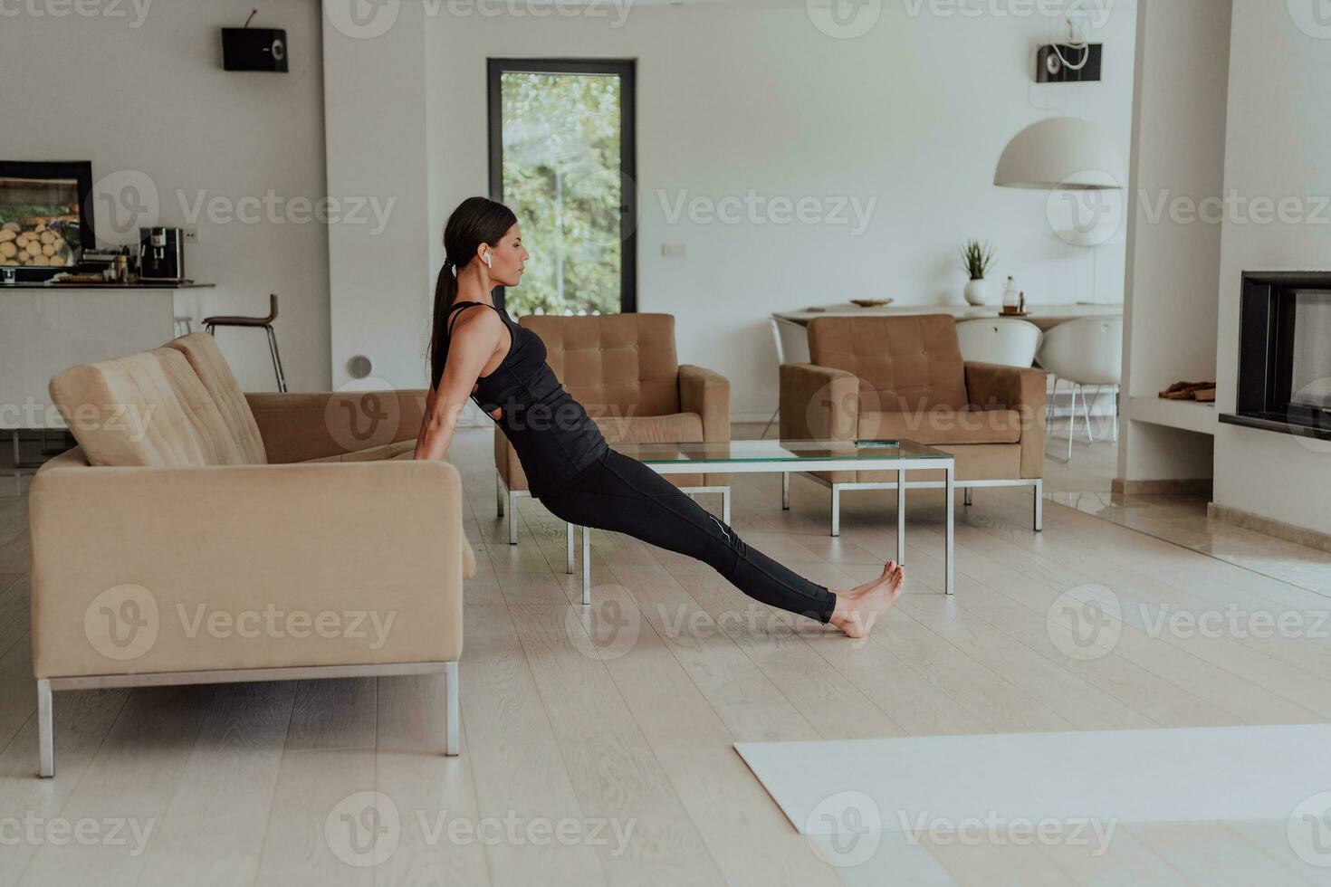 jong mooi vrouw sporten, uitrekken en beoefenen yoga met trainer via video telefoontje conferentie in helder zonnig huis. gezond levensstijl, welzijn en opmerkzaamheid concept. foto