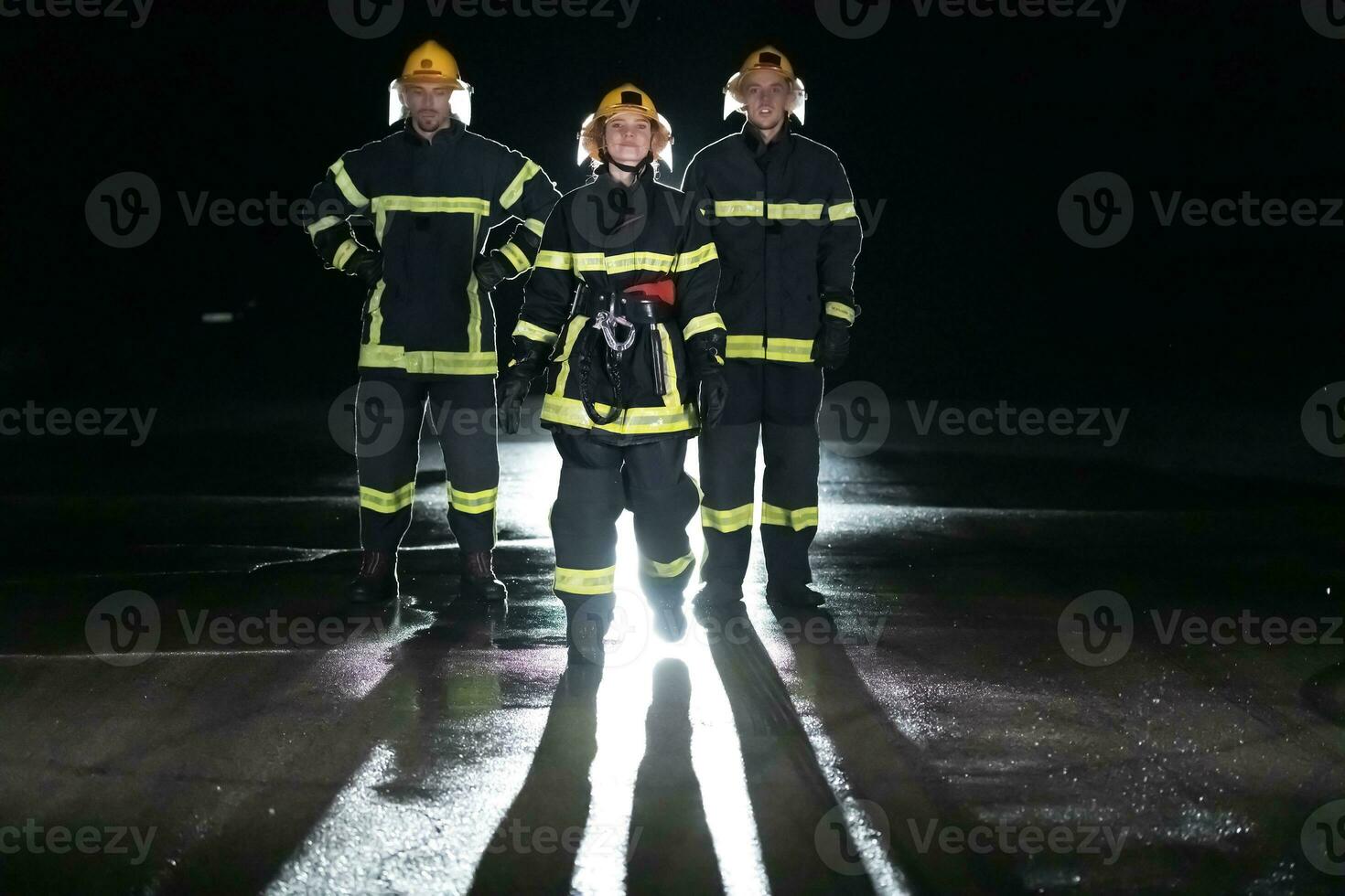 portret van een groep van brandweerlieden staand en wandelen dapper en optimistisch met een vrouw net zo team leider. foto