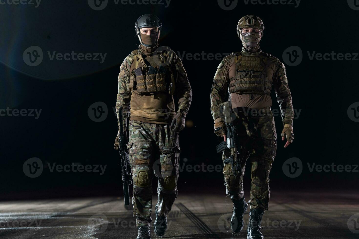 soldaten ploeg in nacht missie foto