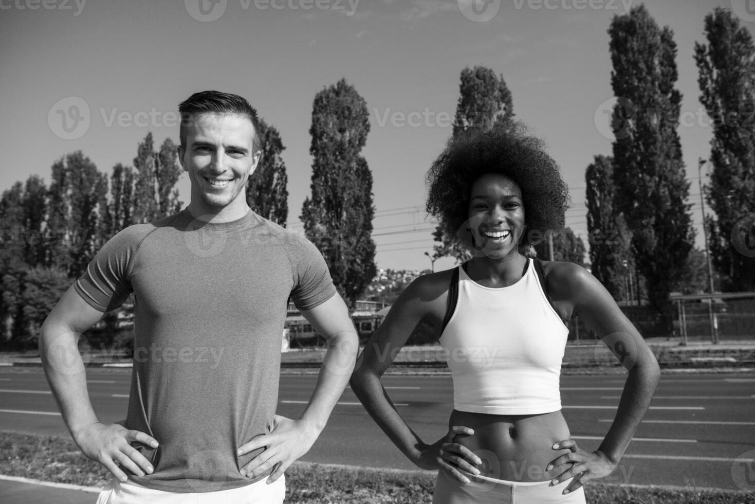 portret van een romantisch mooi stel op fitnesssessie, buiten de stadsachtergrond foto