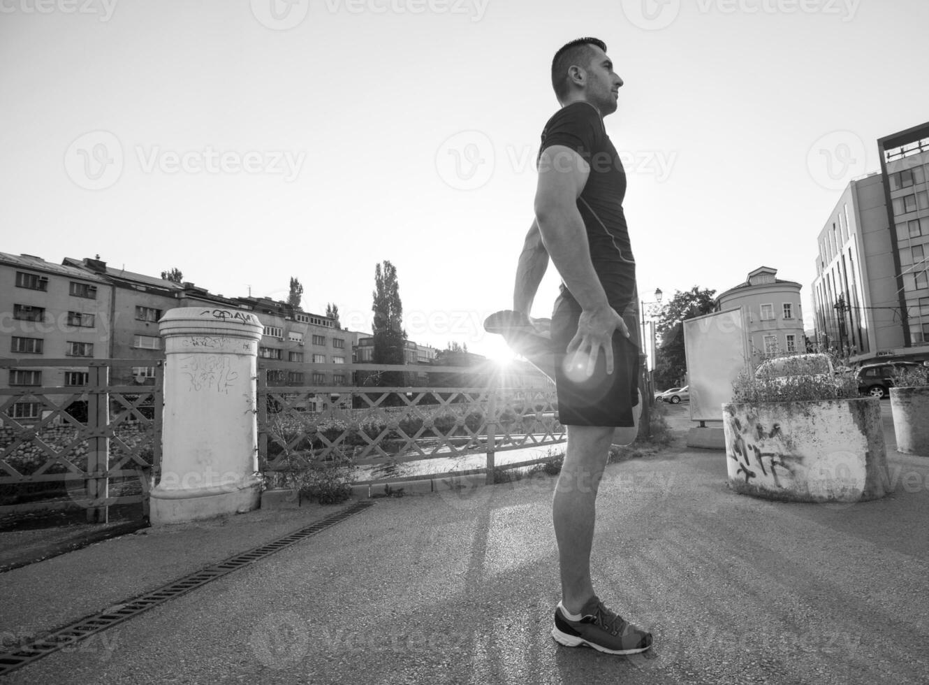 atleet man warming-up en stretching foto