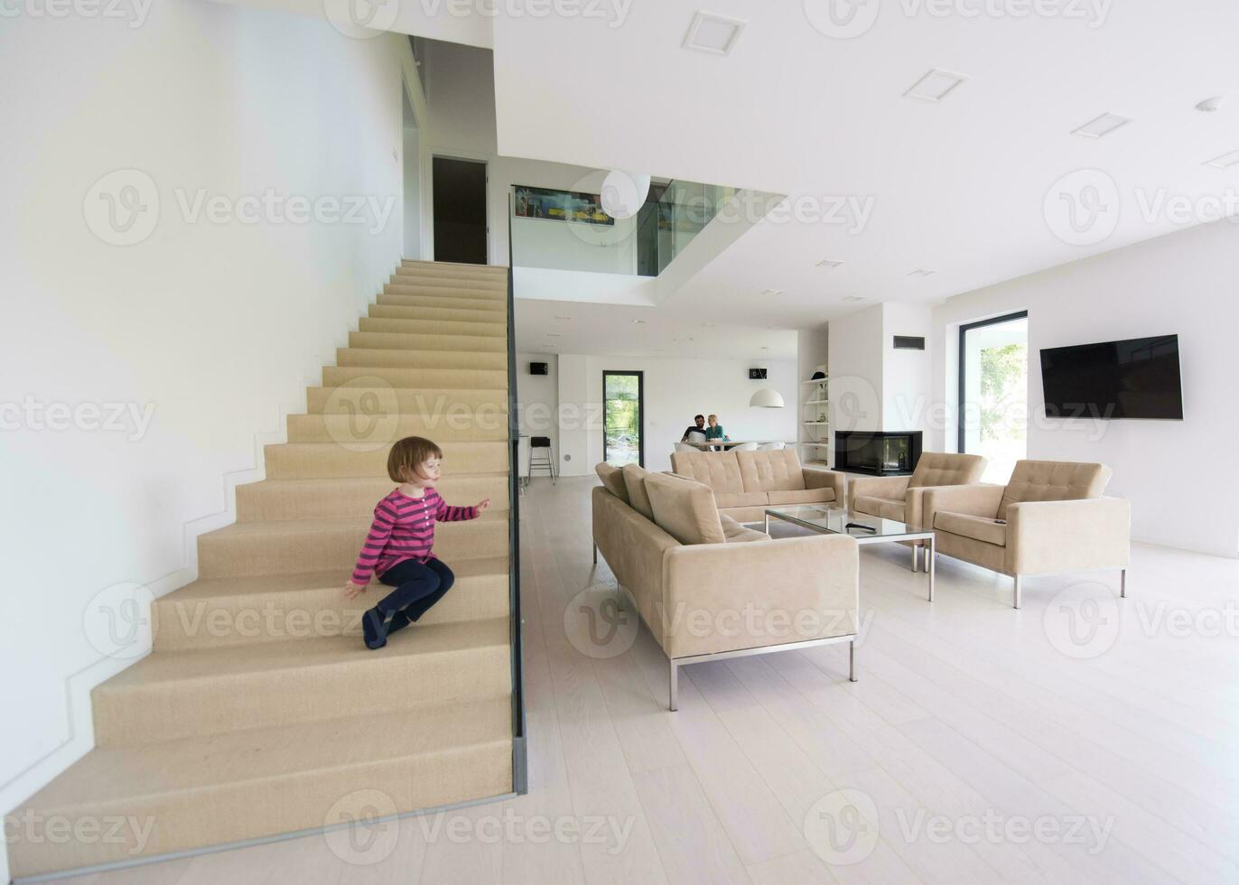 familie met weinig meisje geniet in de modern leven kamer foto