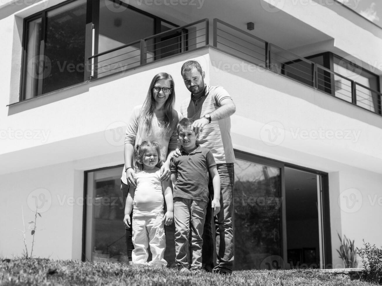 gelukkig familie met kinderen in de werf foto