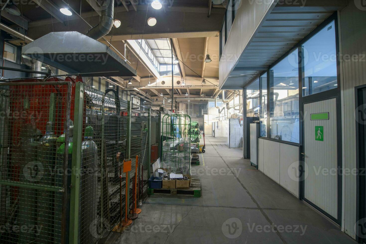 modern industrieel fabriek voor mechanisch bouwkunde uitrusting en machines vervaardiging van een productie hal foto