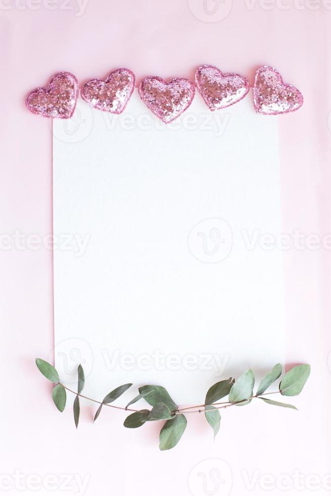 leeg op roze met roze harten, eucalyptus. wit papier plat leggen, foto