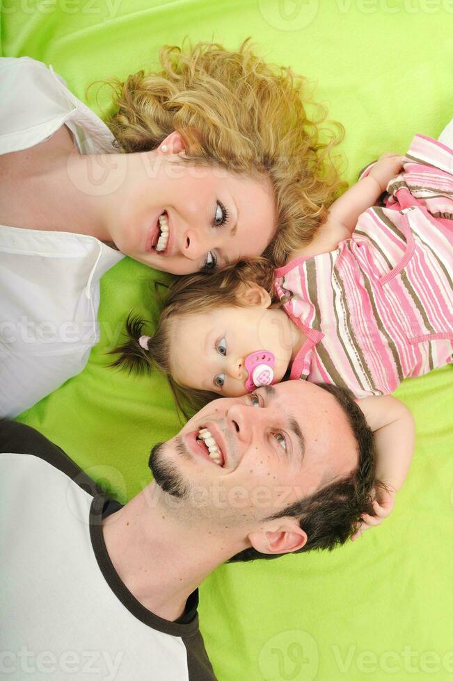 gelukkig jong familie samen in studio foto