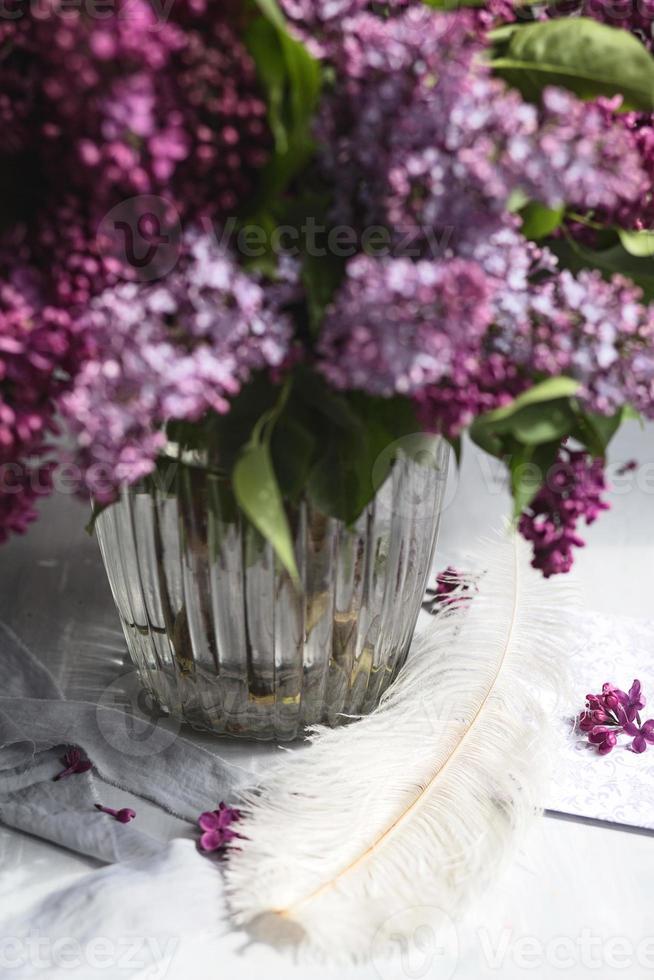 boeket van violet lila in een vaas. stilleven met takken van sering. foto