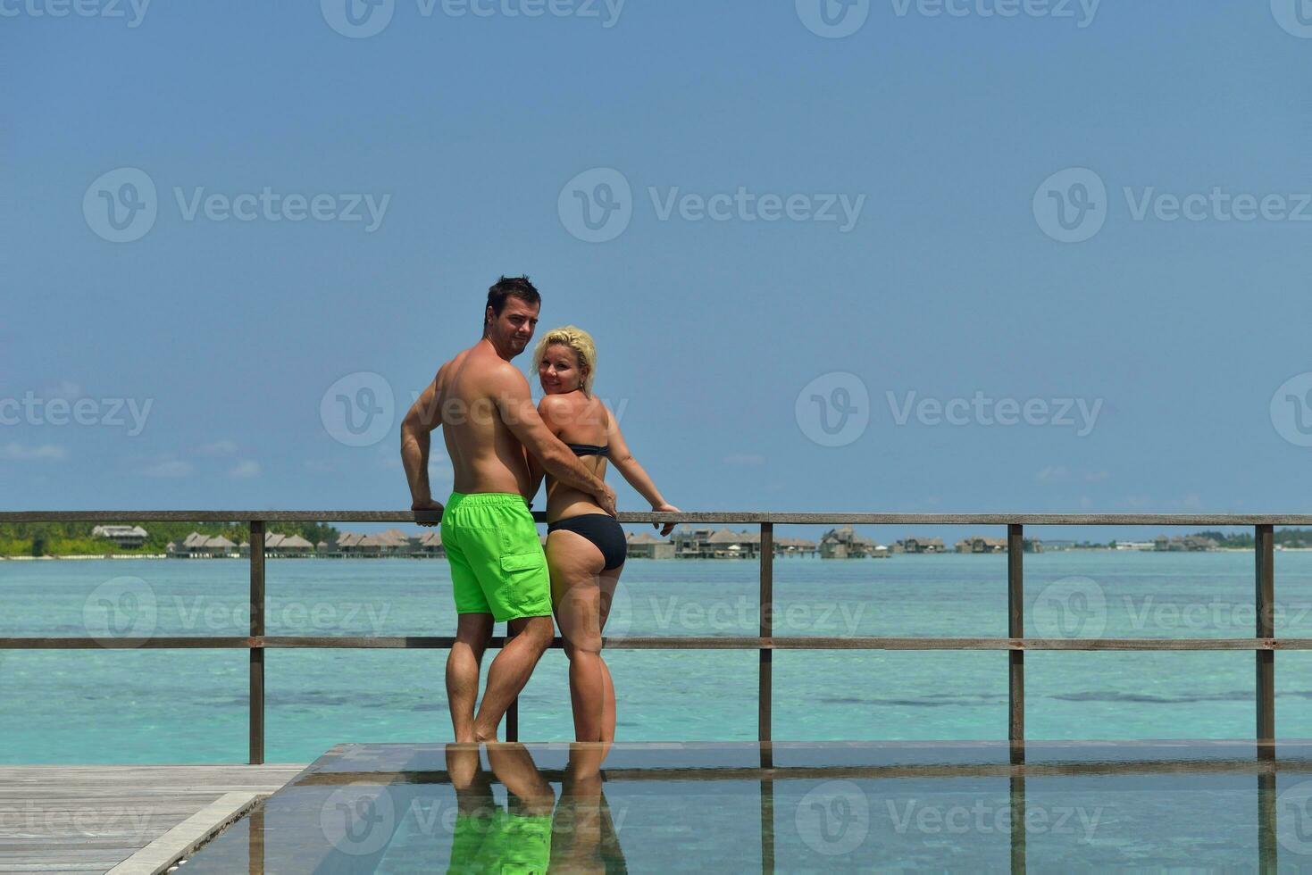 gelukkig jong paar Bij zomer vakantie hebben pret en kom tot rust Bij strand foto