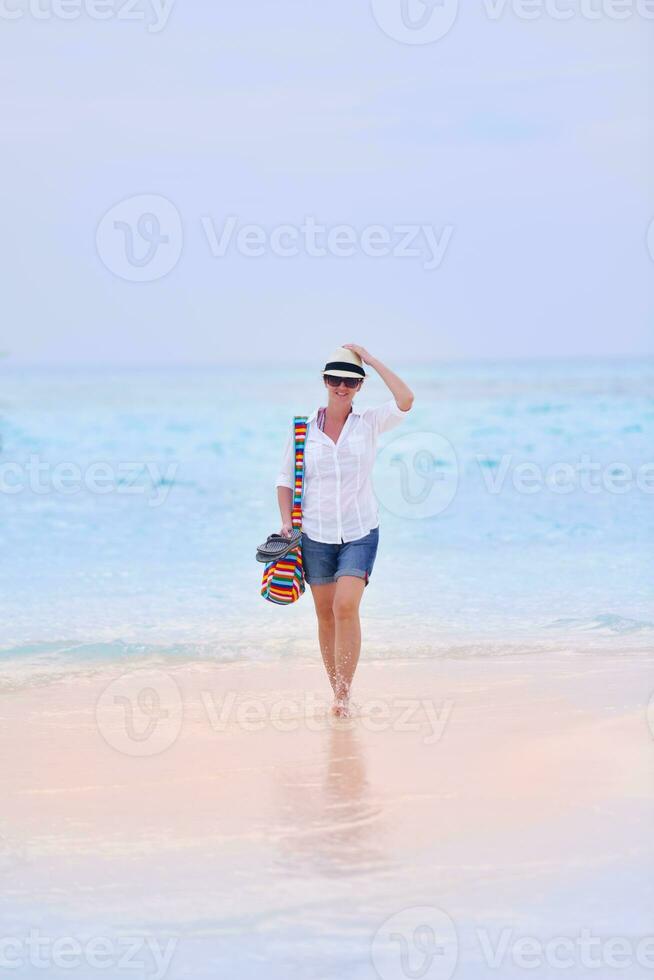 mooie gril op het strand veel plezier foto