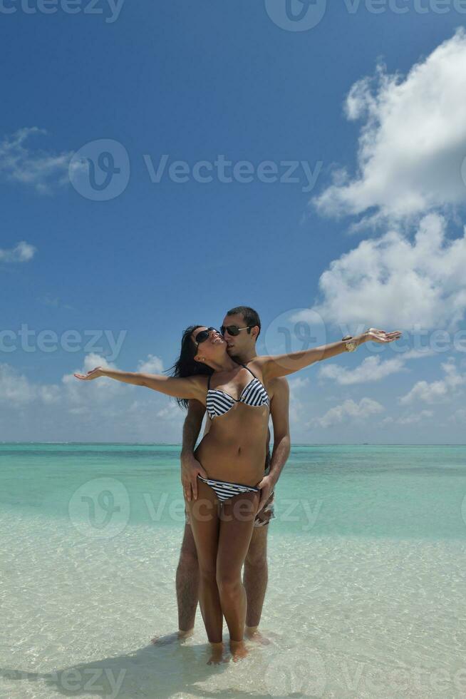 gelukkig jong koppel veel plezier op het strand foto