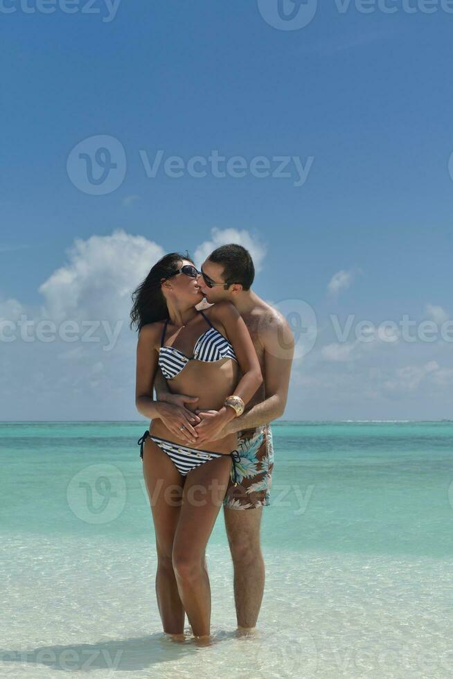 gelukkig jong koppel veel plezier op het strand foto