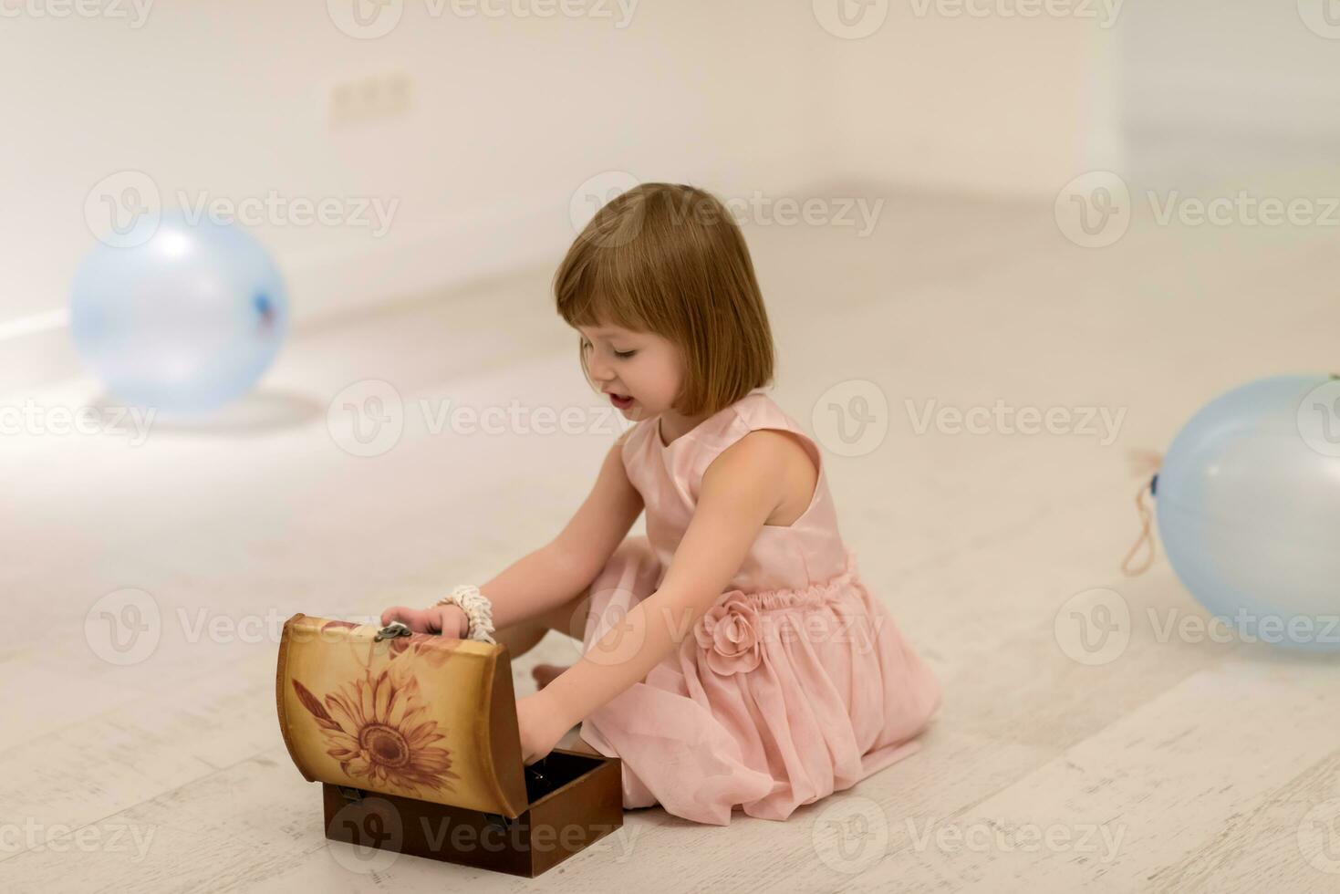 weinig meisje genieten van terwijl spelen met moeder sieraden foto