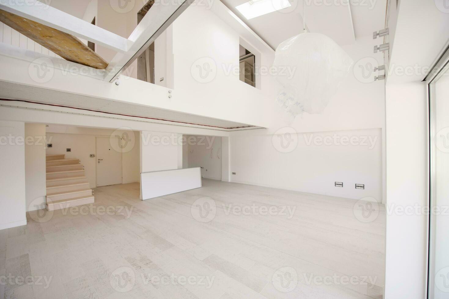 interieur van leeg elegant modern Open ruimte twee niveau appartement foto