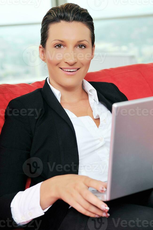 jong bedrijf vrouw werken Aan laptop Bij huis foto