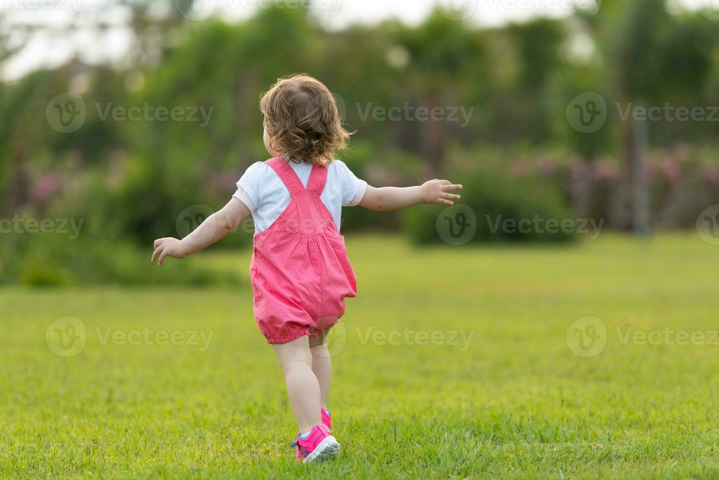 weinig meisje uitgeven tijd Bij achtertuin foto