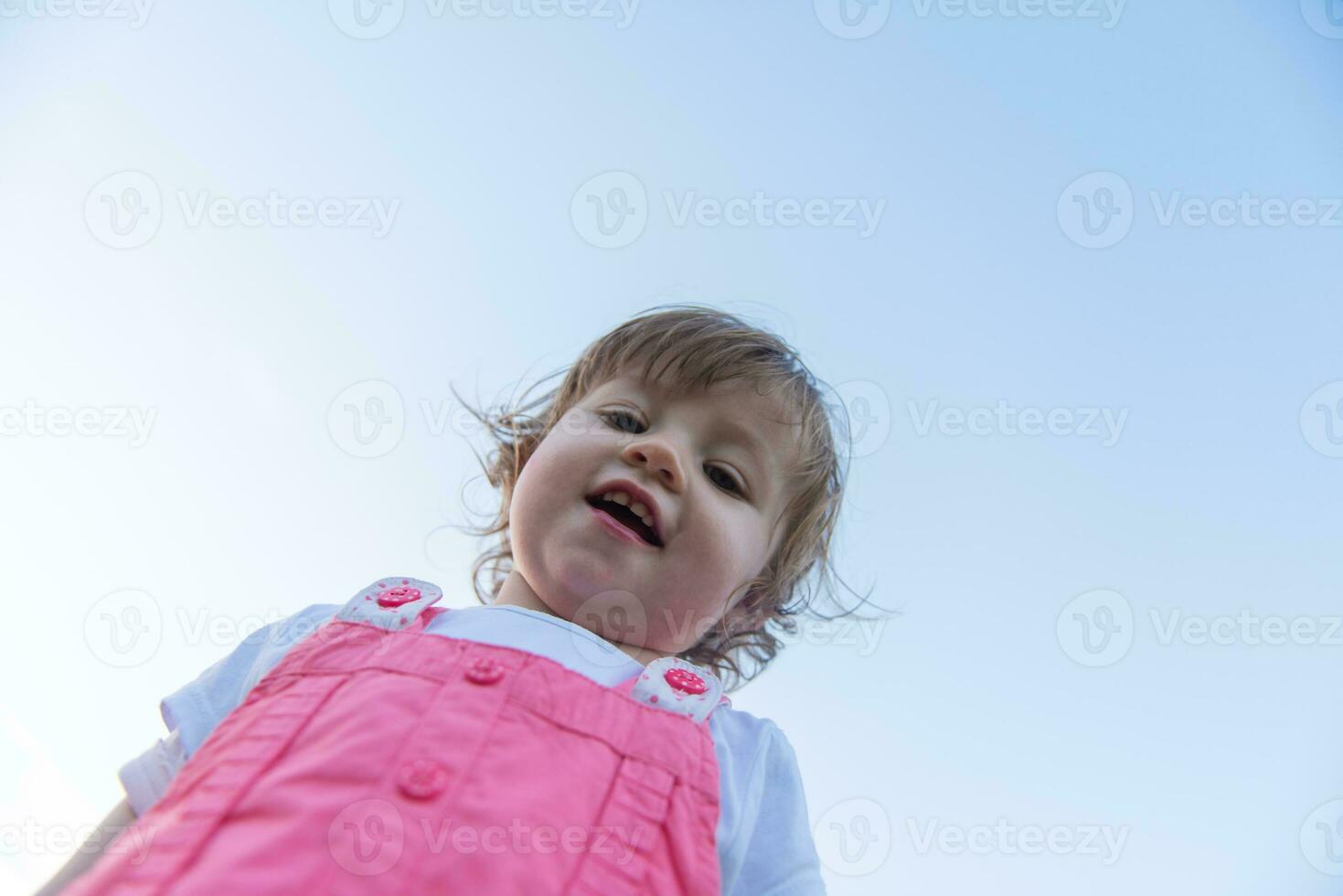 weinig meisje uitgeven tijd Bij achtertuin foto