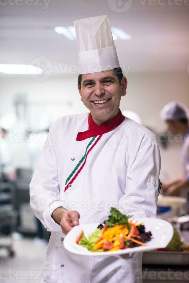 chef tonen een bord van smakelijk maaltijd foto