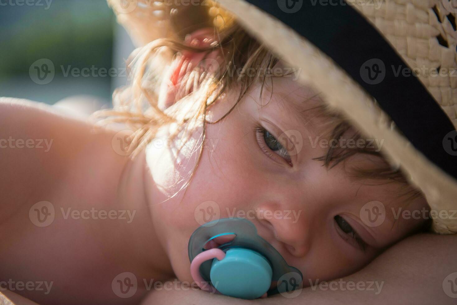 moeder en moe weinig dochter resting Aan zonnebank foto