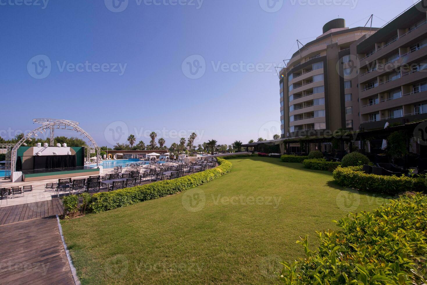 tropisch zwemmen zwembad in hotel toevlucht foto