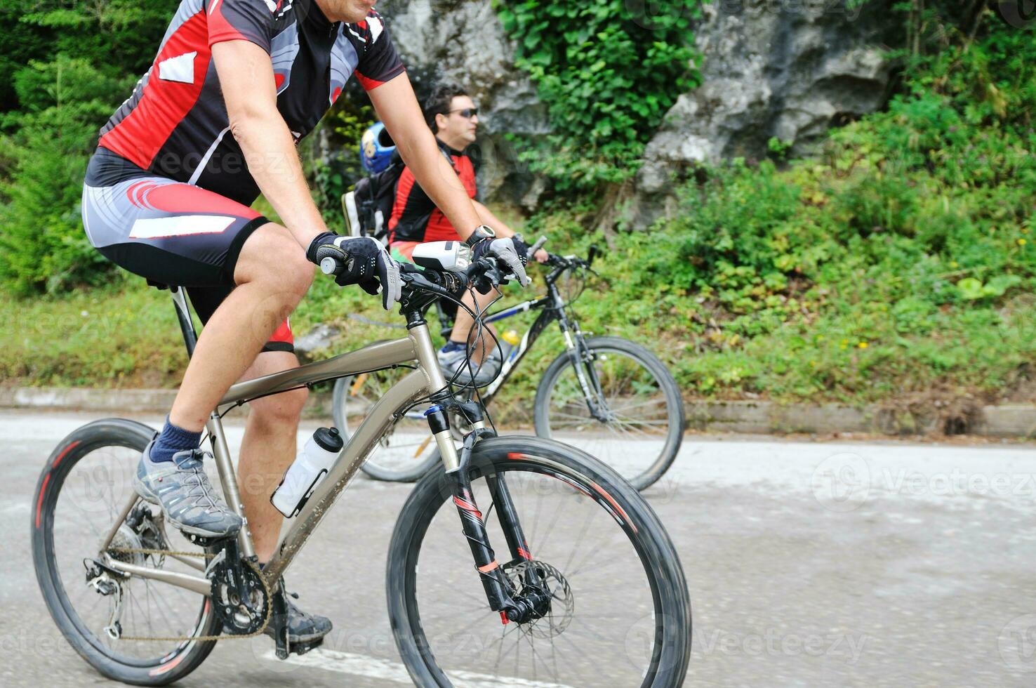 vriendschap buitenshuis Aan berg fiets foto