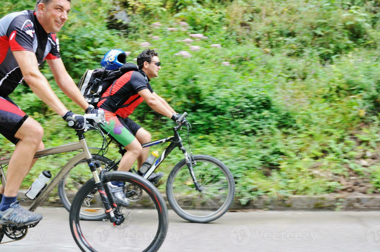 vriendschap buitenshuis Aan berg fiets foto