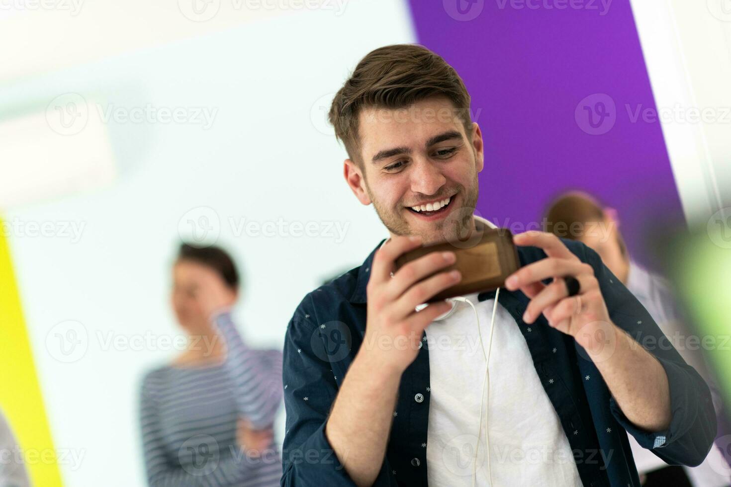 verschillend tieners gebruik makend van mobiel apparaten terwijl poseren voor een studio foto in voorkant van een kleurrijk achtergrond