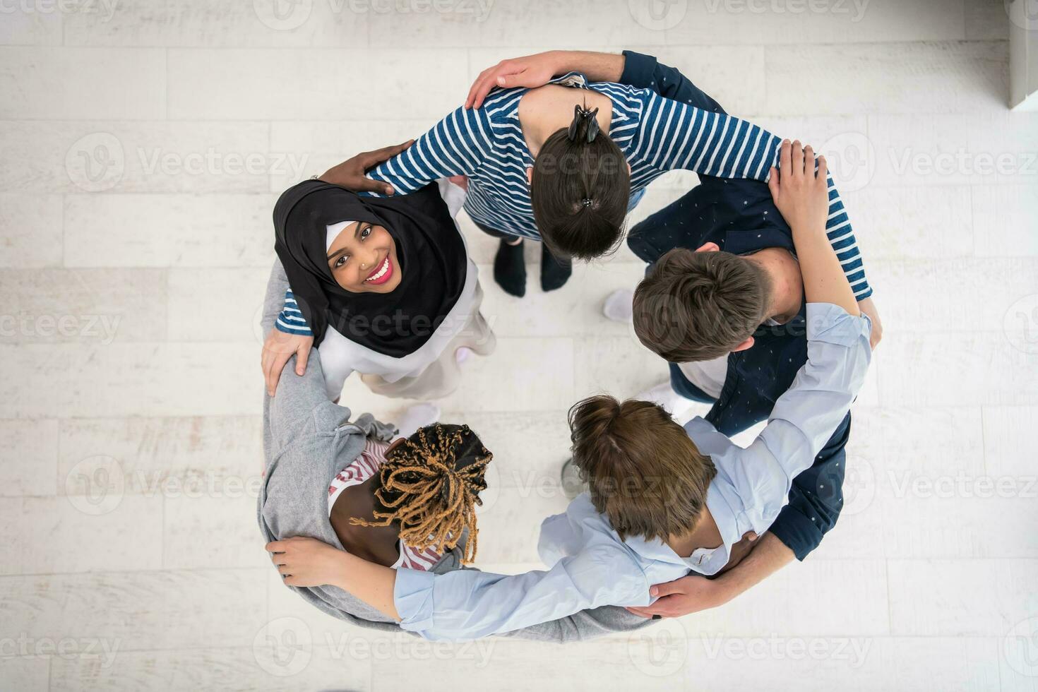 top visie van een verschillend groep van mensen symboliseert saamhorigheid foto