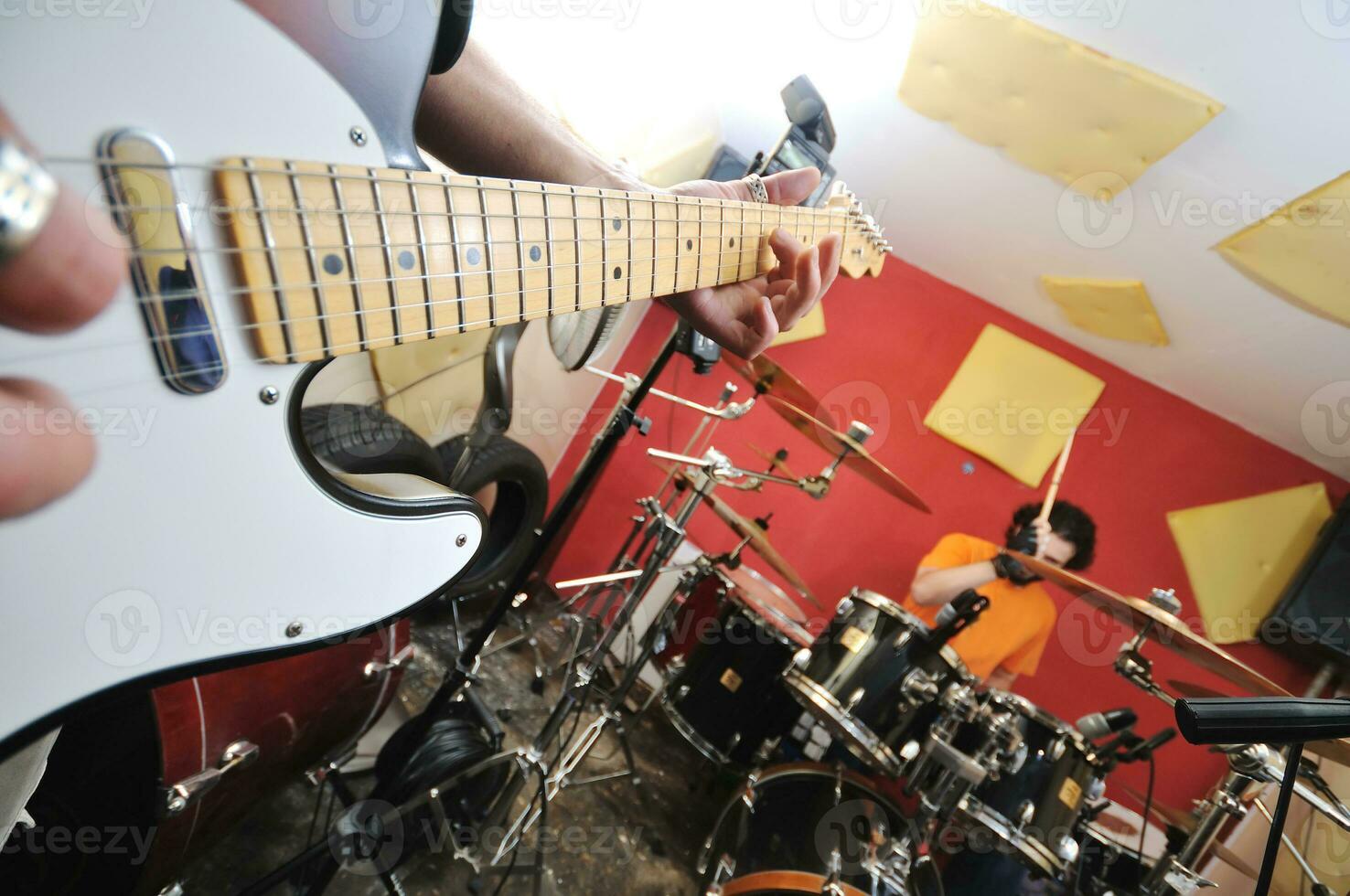 muziekband heeft training in garage foto