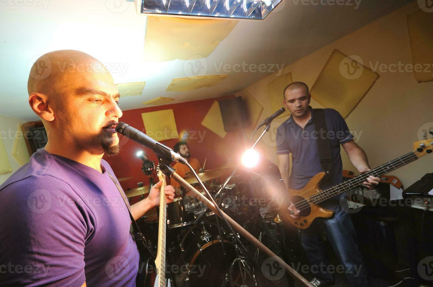 muziekband heeft training in garage foto