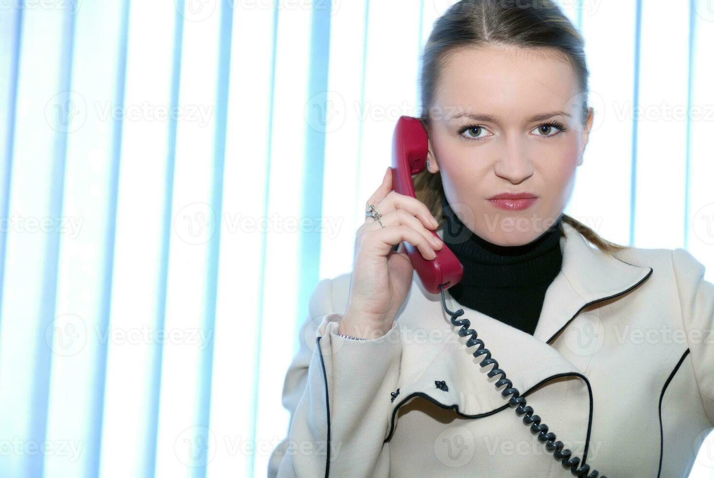.zakenvrouw pratend door telefoon foto