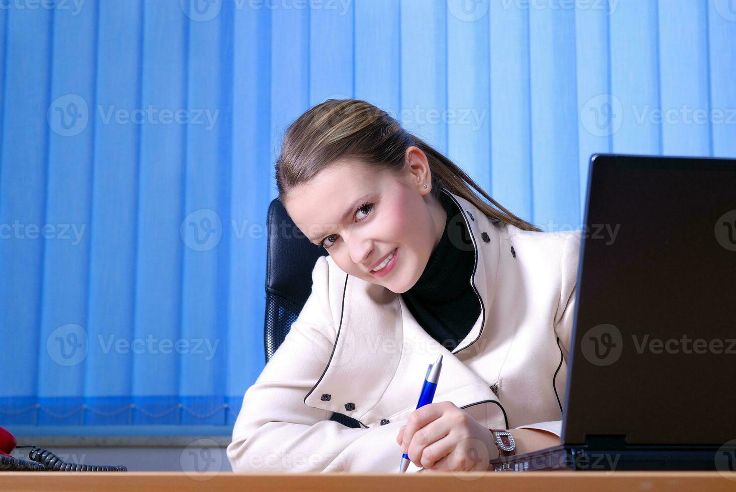 .jong zakenvrouw ondertekening een contract foto